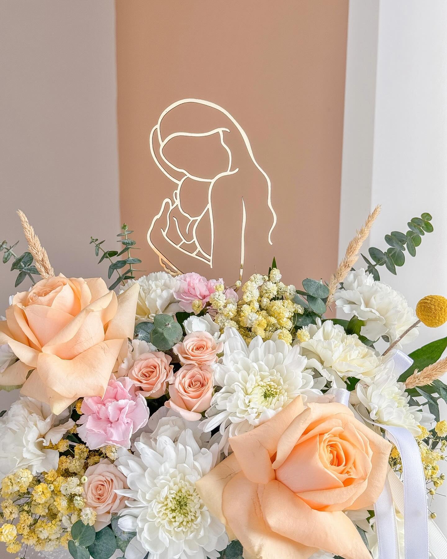 Mother's Dream Flower Box - Laflora.ae