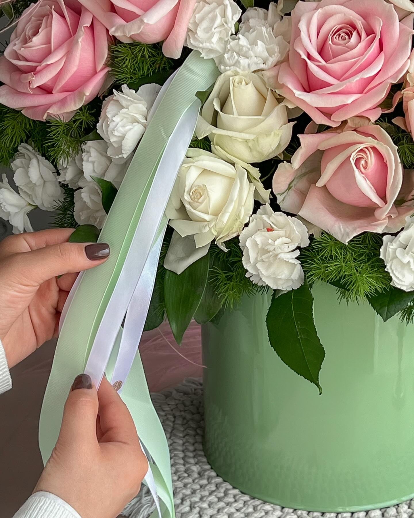 Serenity Grace Flowers Box - Laflora.ae