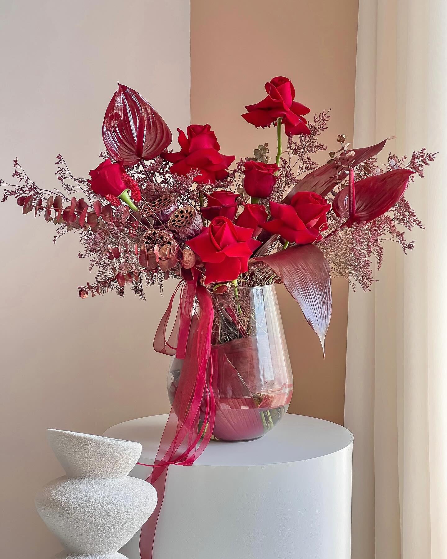 Crimson Elegance Flowers Vase - Laflora.ae