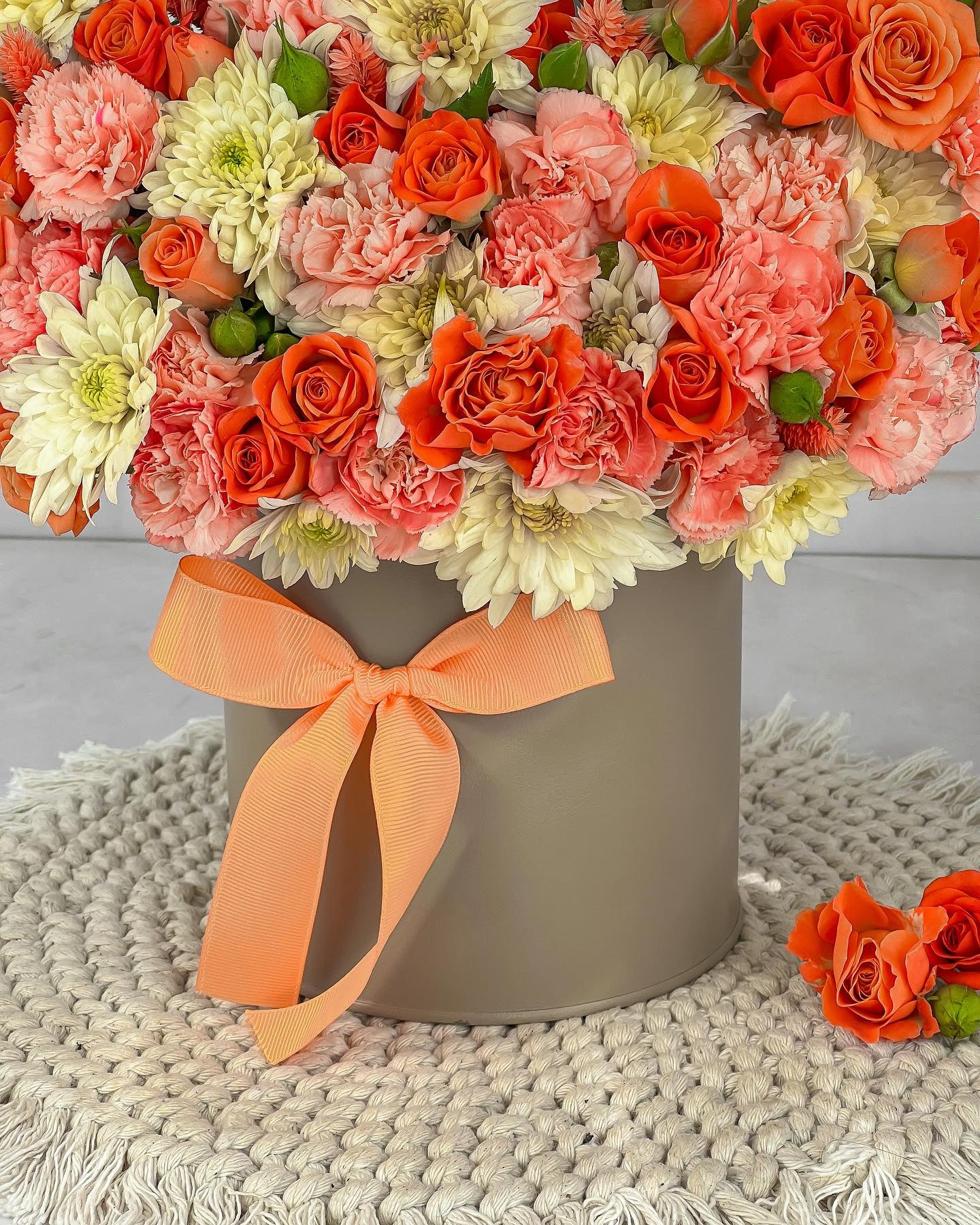 Serenade Flower Box - Laflora.ae