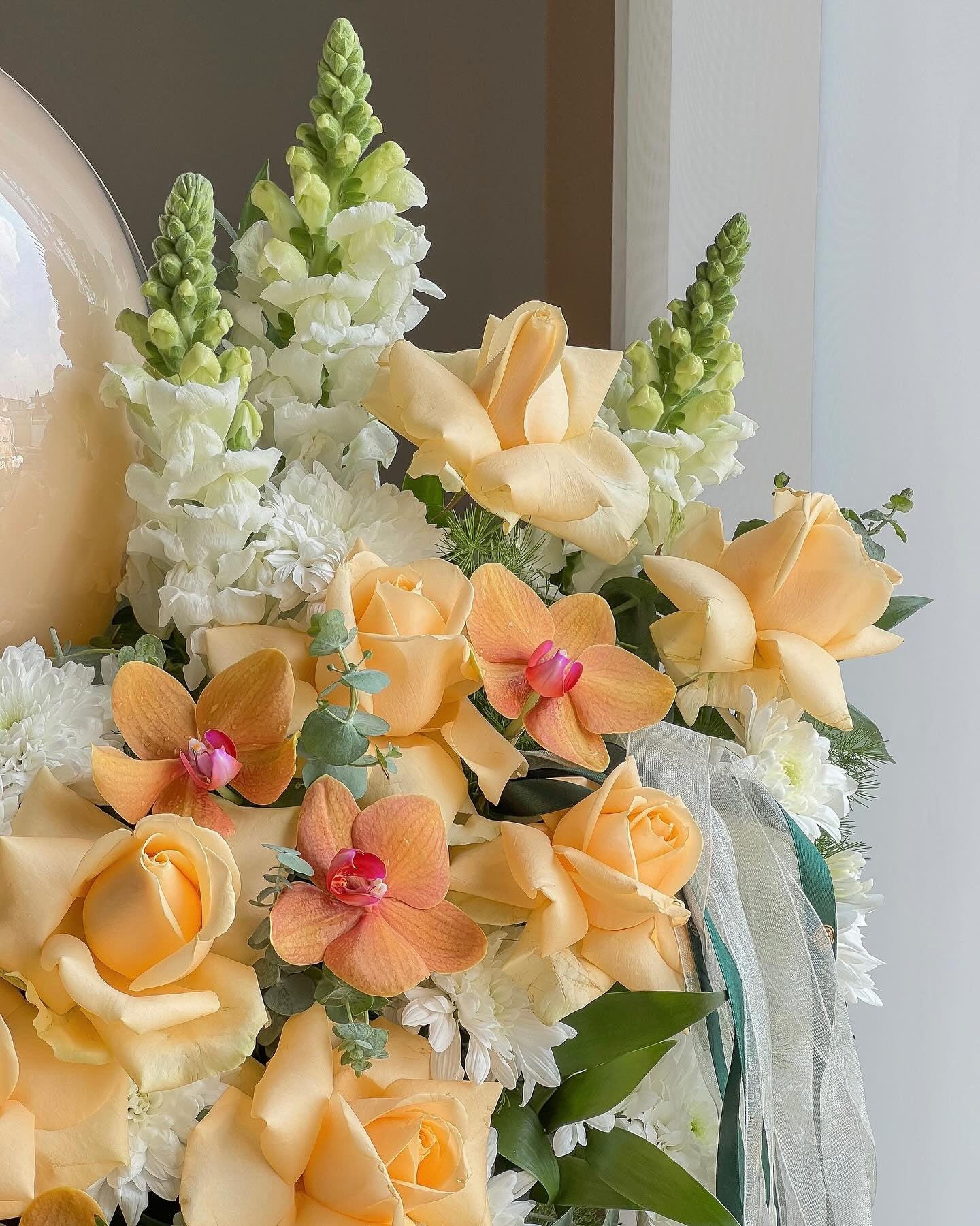 Golden Glow Flower Box - Laflora.ae