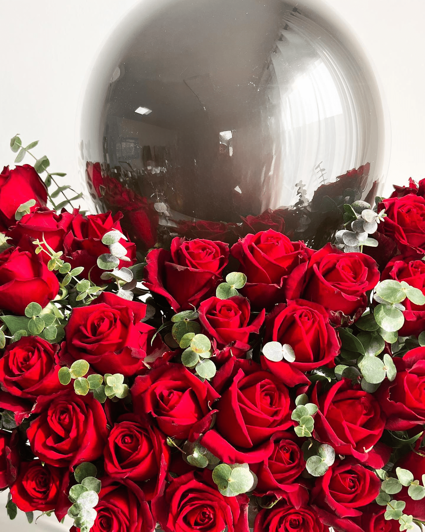 Noir Roses Box - Laflora.ae