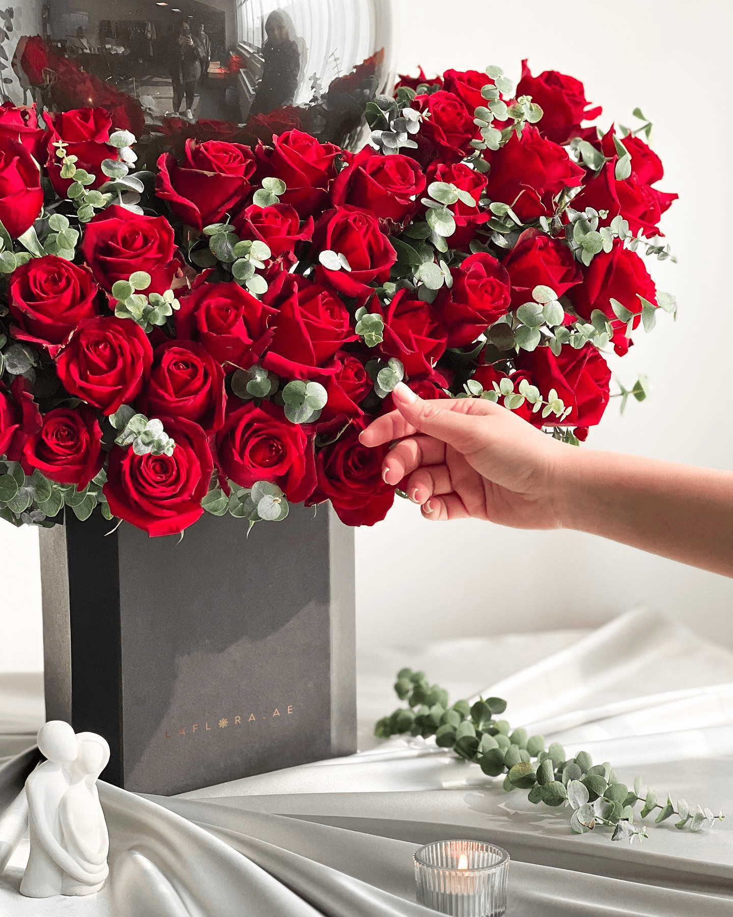 Noir Roses Box - Laflora.ae