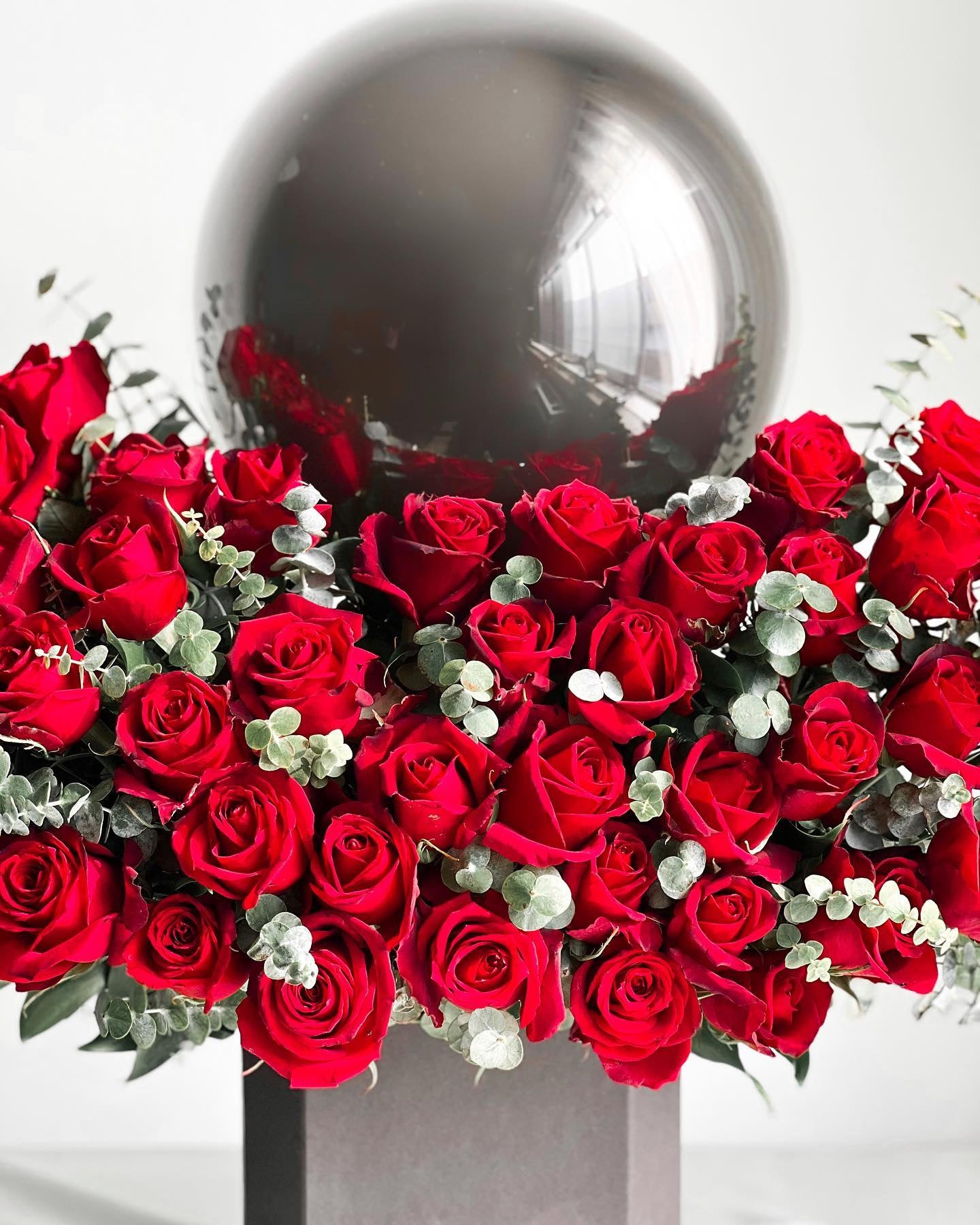 Noir Roses Box - Laflora.ae