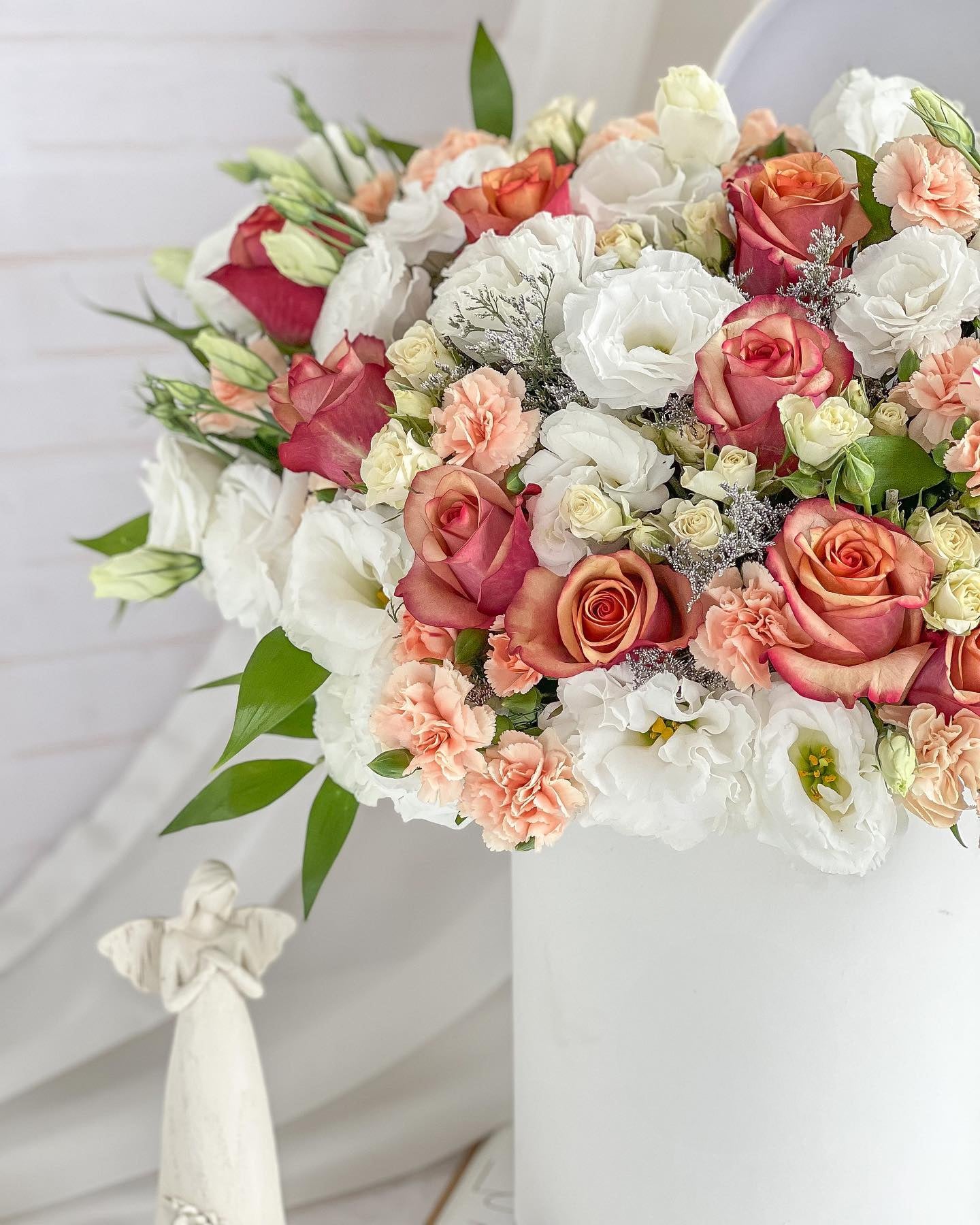 Peach & White Flower Box - Laflora.ae