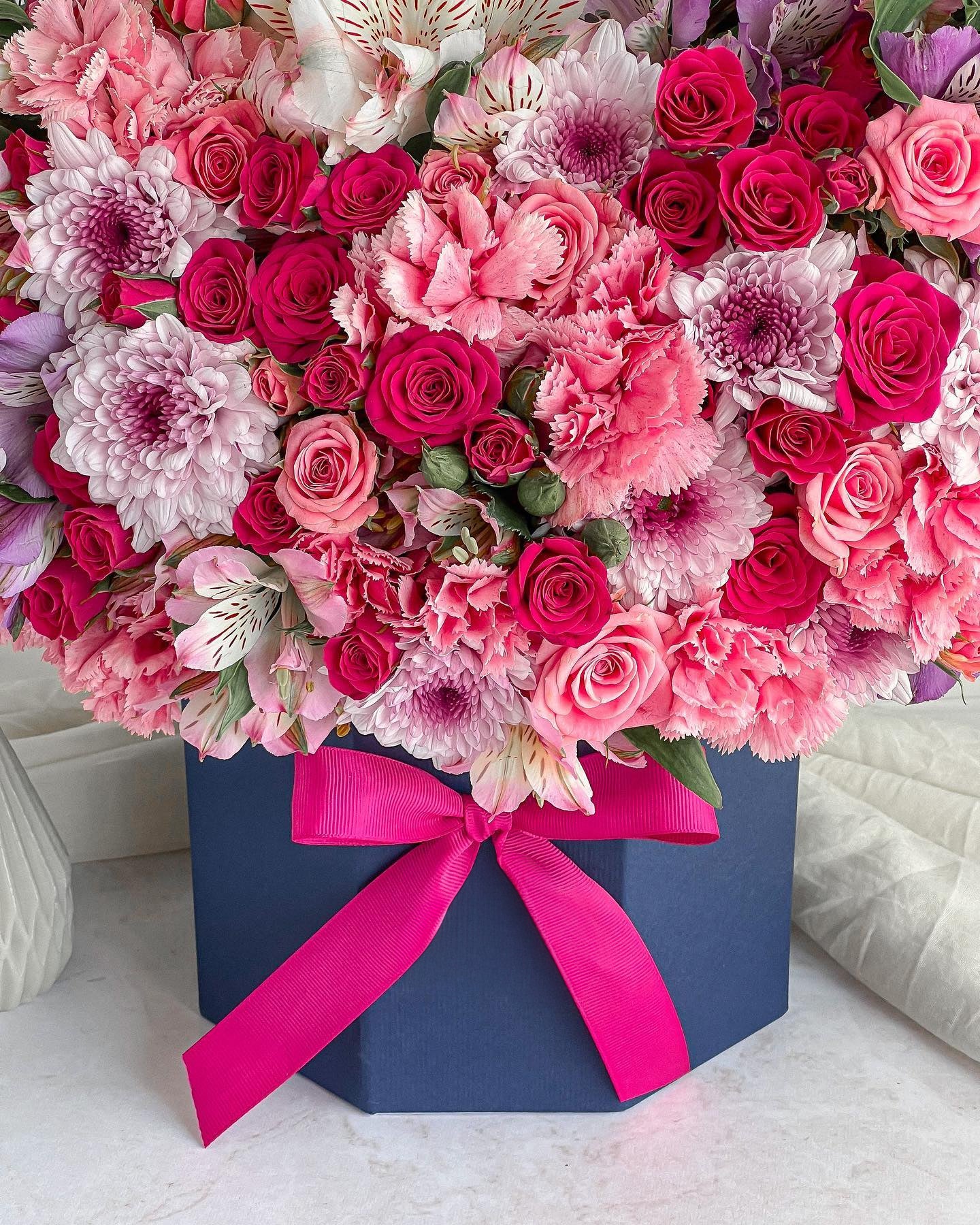 Amor Bloom Box - Laflora.ae