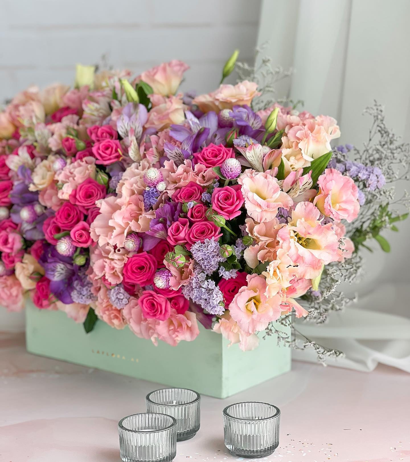 Amoura Flower Box - Laflora.ae