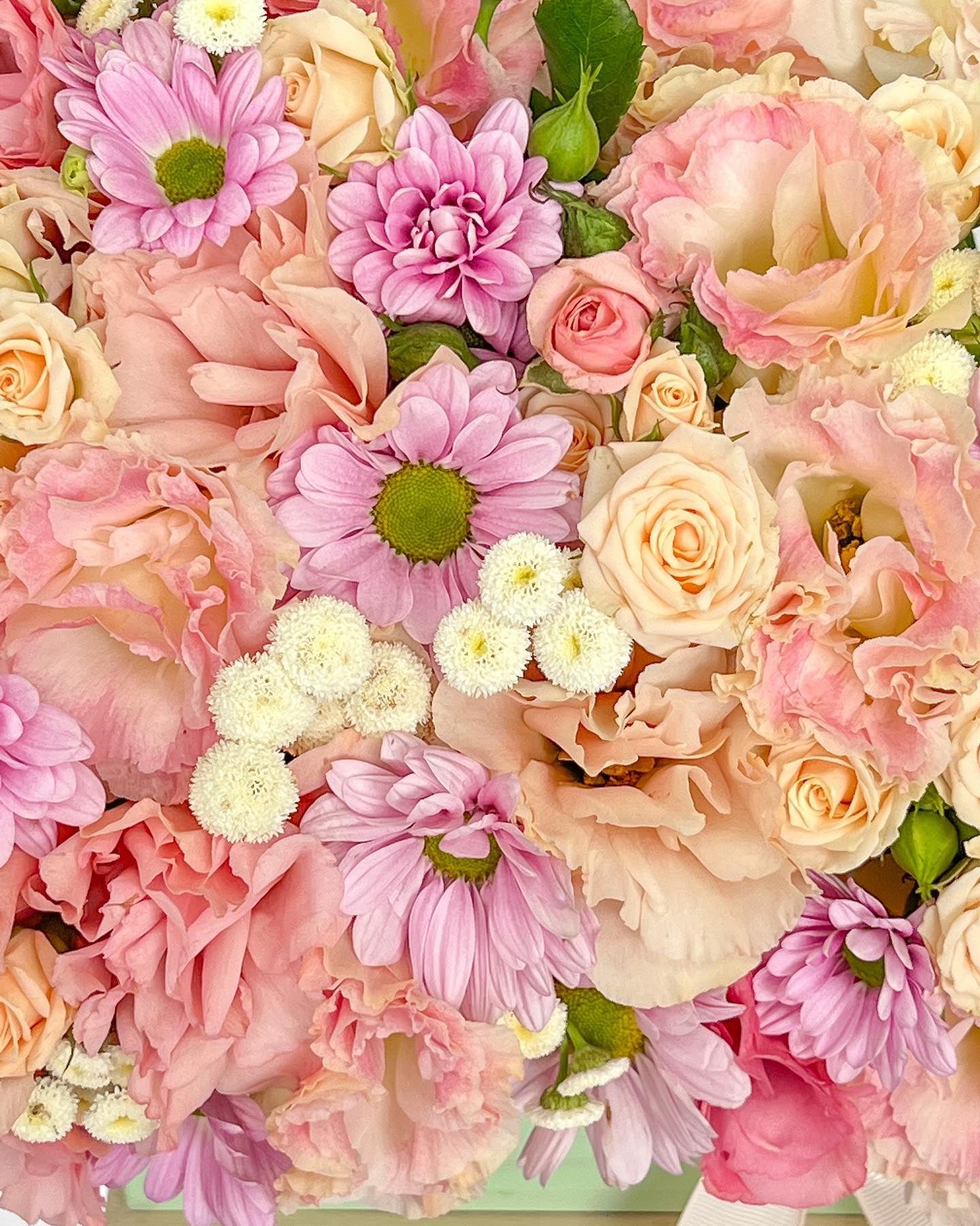 Celestia Flower Box - Laflora.ae