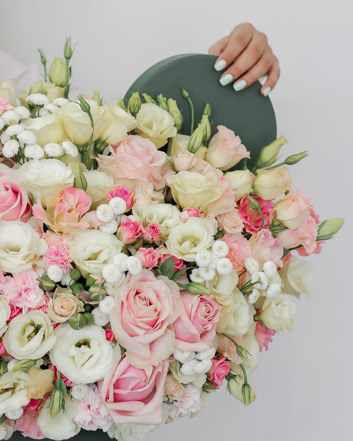 Ivory Flower Box - Laflora.ae