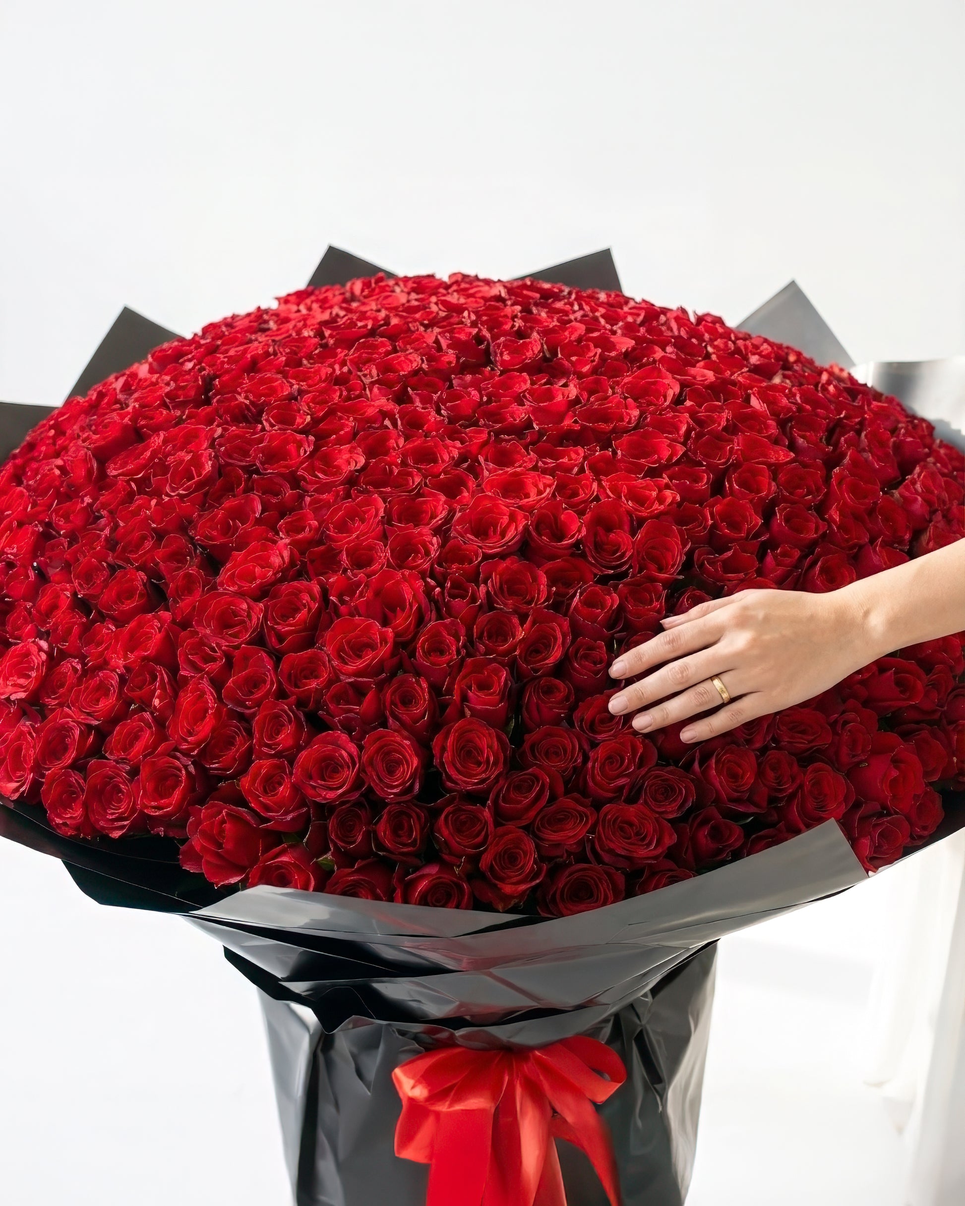 500 Red Roses - Luxury Roses Delivery Dubai - Laflora.ae